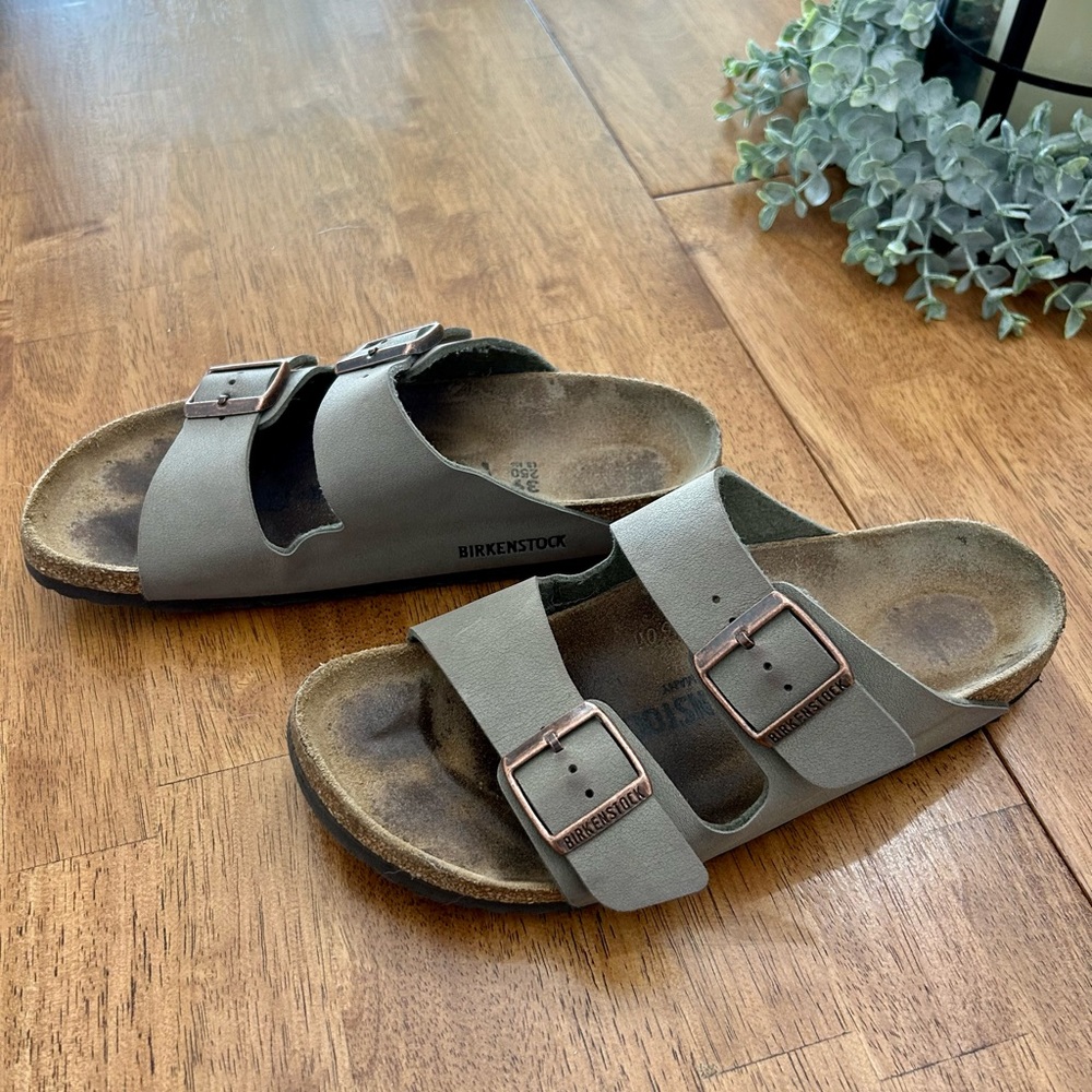 Birkenstock Arizona slide sandal. Size 8 (39) in color Stone